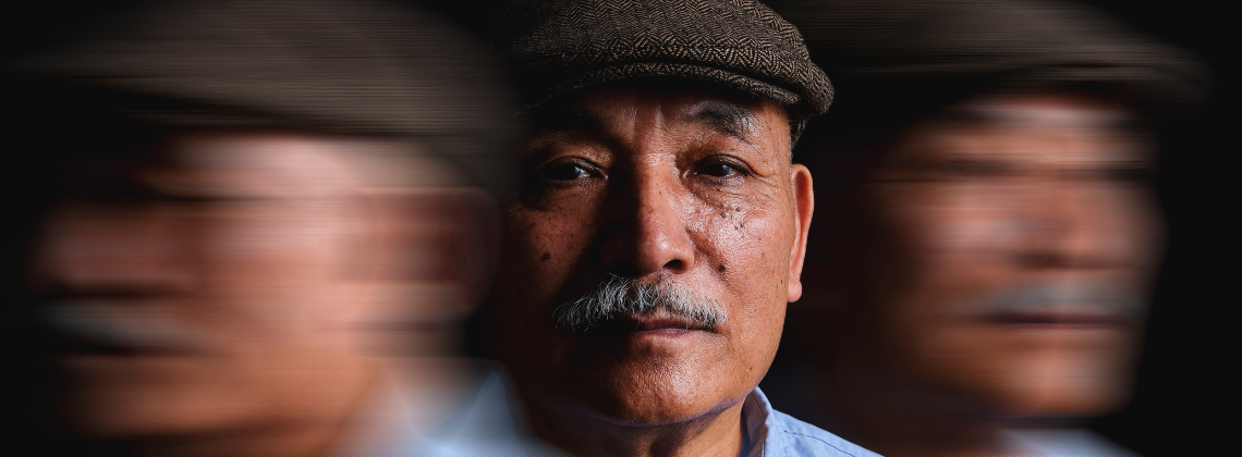 Idoso negro com olhar profundo e sombras que rementem a doença de alzheimer